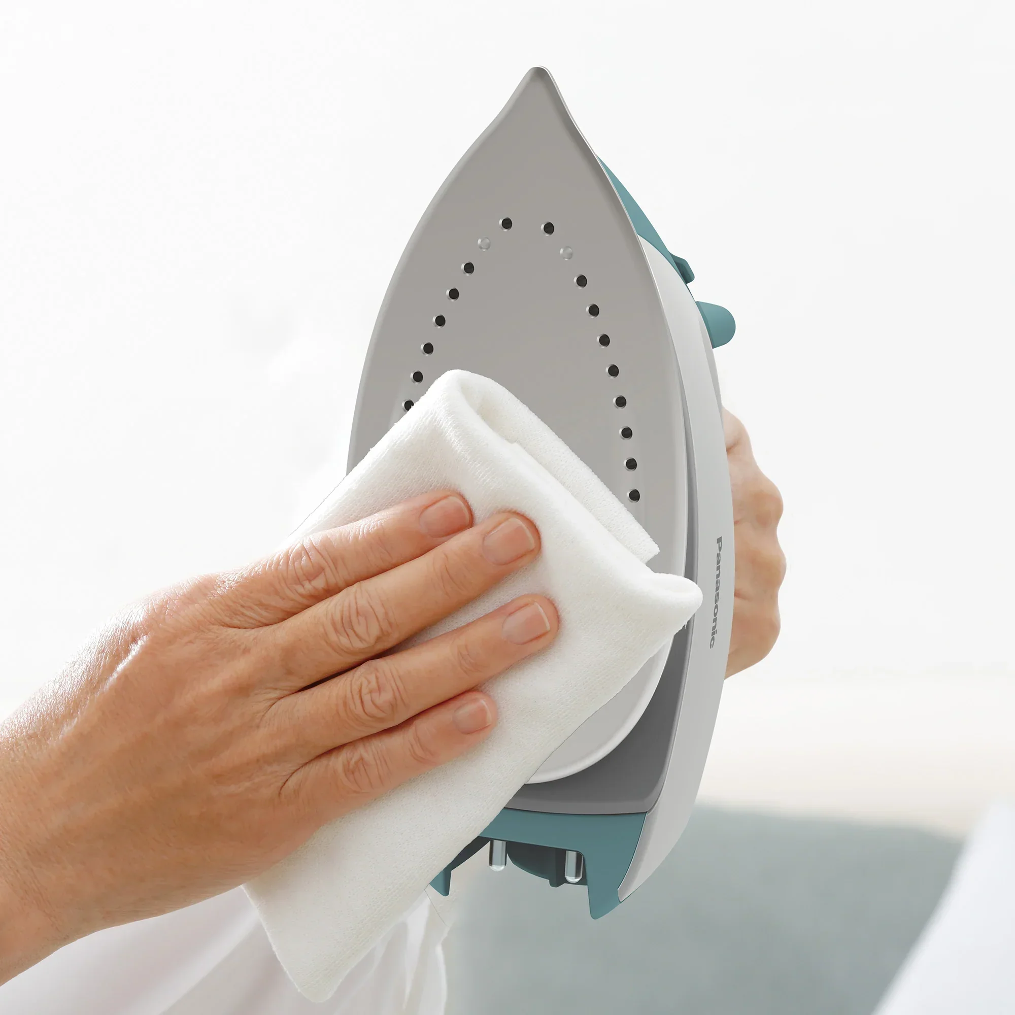 Cordless Lightweight Steam/Dry Iron, 1400W Non Stick Plate - Image 21